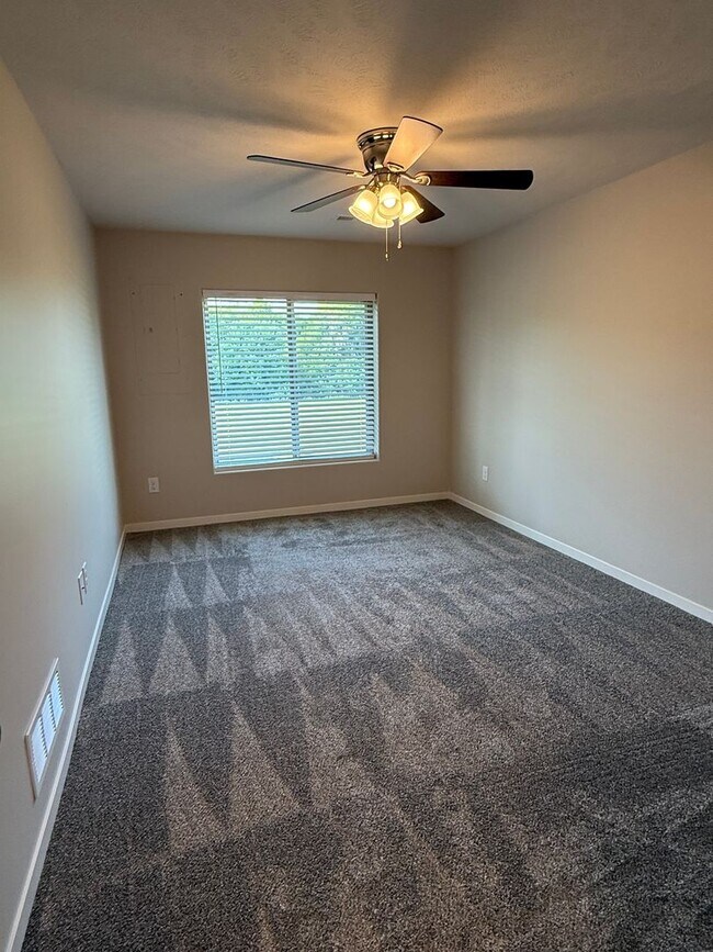 Building Photo - 2 Bedroom/2.5 Bath ranch townhome with 2 stall garage located in SE Lincoln