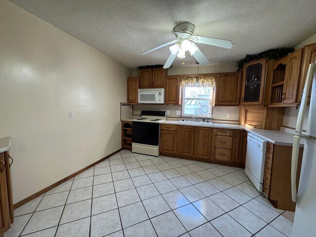 Building Photo - 3 bedroom on a corner lot, READY NOW!