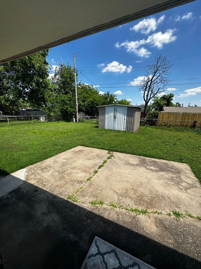 Building Photo - Great 3 bd/1.5 ba Home - Lots of Built-in Storage