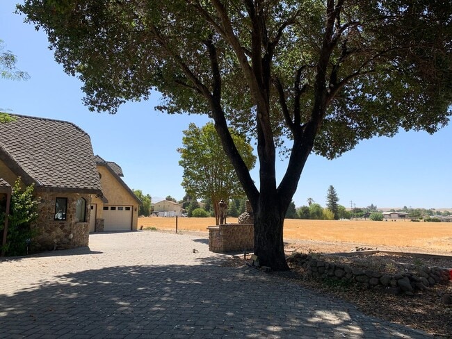 Building Photo - 2 Bedroom Country Home in Hollister