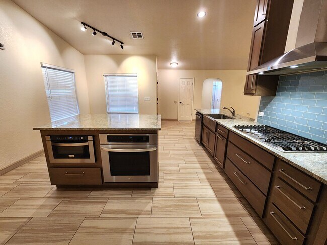 Building Photo - 1535 Vajillo Ln