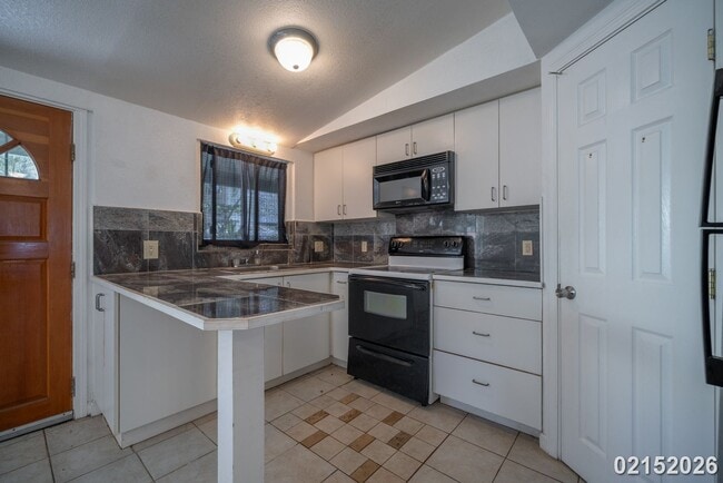 Building Photo - $2800 /2 Bed / 1 Bath / 1 Parking IN WAIALUA