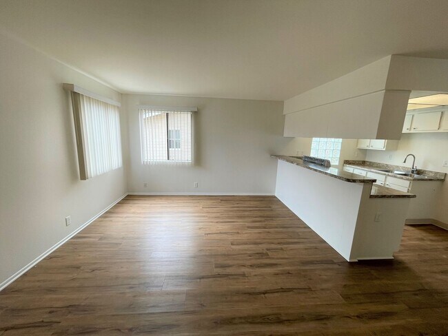 Building Photo - Upgraded 1+1 Midtown Duplex