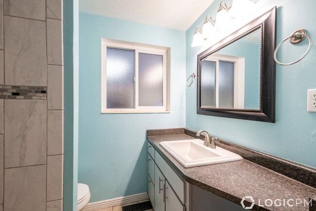 Building Photo - Stunning Single Family Home In Excellent L...