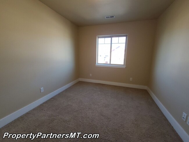 Building Photo - Beautiful 3 Bed 2.5 Bath Town house with A...