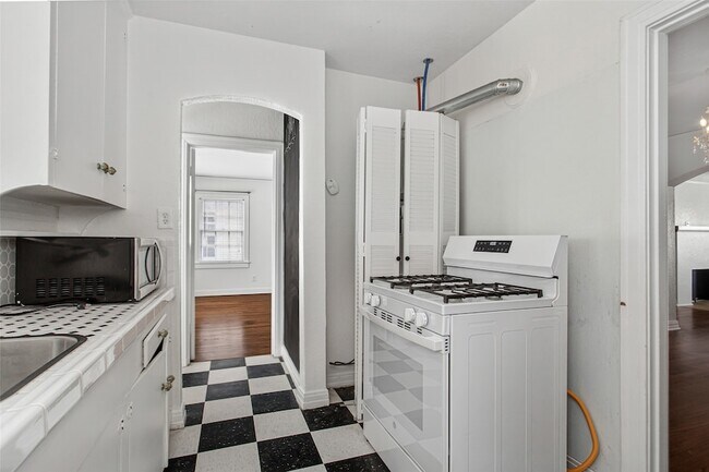 Building Photo - 5918 La Vista Dr