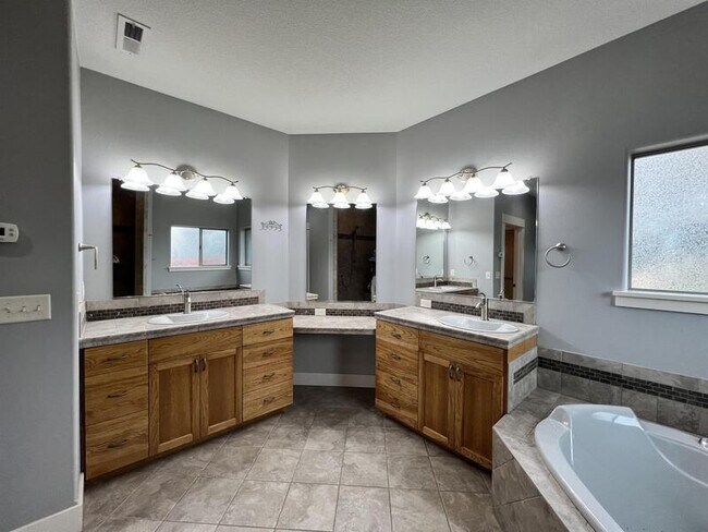 Building Photo - 2360 NW 19th St