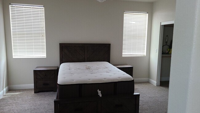 Building Photo - Beautiful 4/3  in Natomas w/ heated pool!