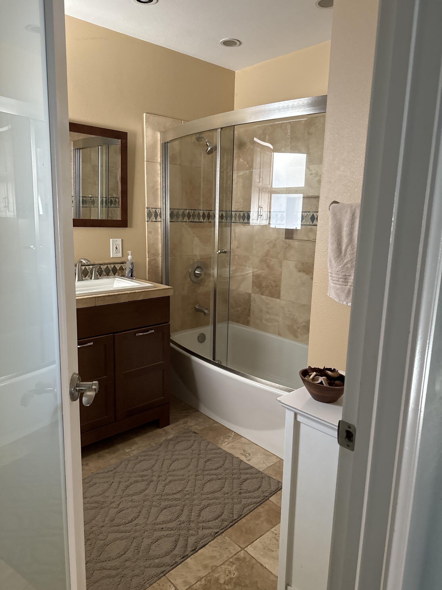 2 nd full bath private in 2nd room - 5831 Vallecito Dr