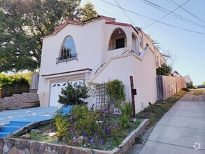 Building Photo - Charming Single Family Home