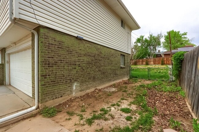 Building Photo - 4 BED 3 BATH HOUSE NEAR CREAK PARK!!!