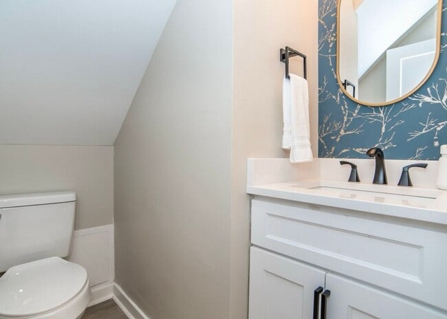 Building Photo - **OFFERING 1/2 OFF FIRST MONTH'S RENT FOR 9+ MONTH LEASE & REFUNDABLE APPLICATION FEES** Luxuriou...