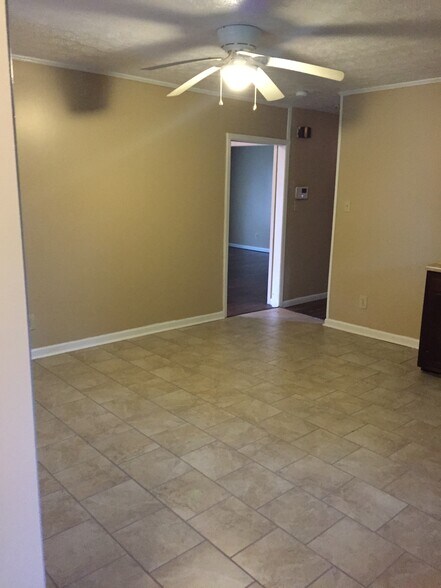 Building Photo - 1722 Shiloh Dr