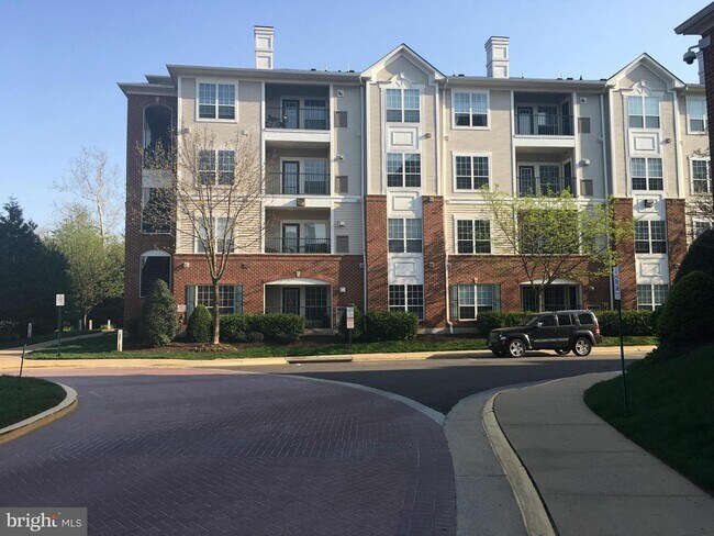 Building Photo - 4860 Eisenhower Ave