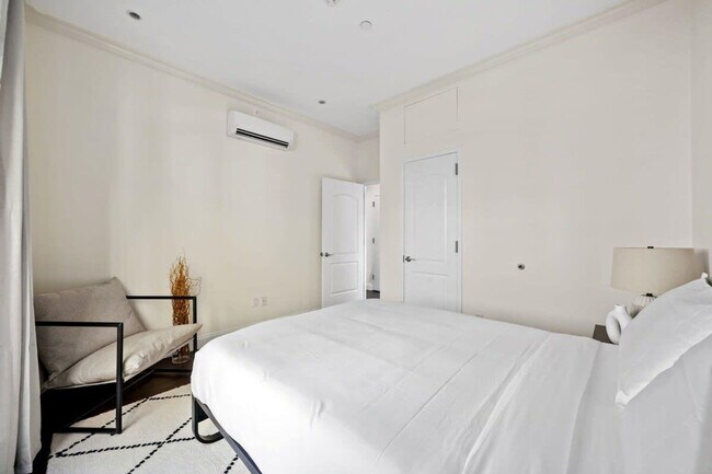 Building Photo - 323 E 78th St