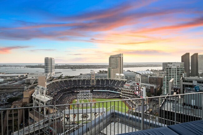 Building Photo - Modern Elegance Meets Iconic Views – Luxur...