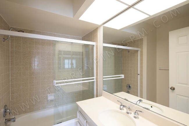Building Photo - *OPEN HOUSE: 5/4 10-11AM* La Jolla 2 Br wi...