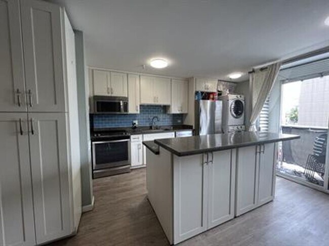 Building Photo - Available now | A Unfurnished 2 Bedroom, 1 Bath Apartment with 1 Assigned parking in Alexander To...