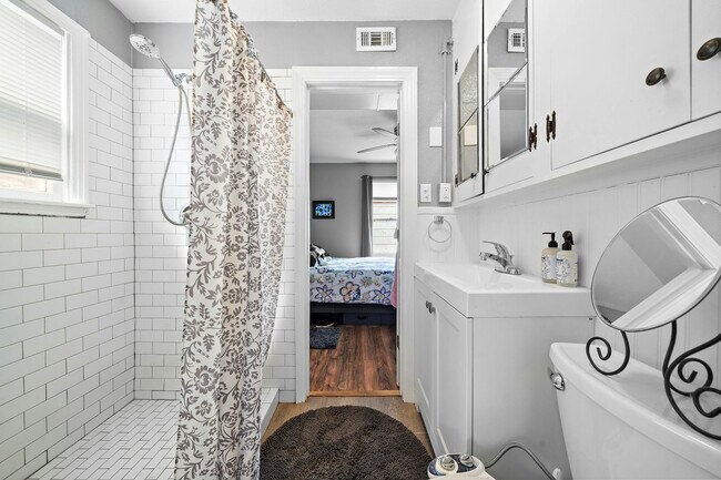 Building Photo - 609 Sealy Ave