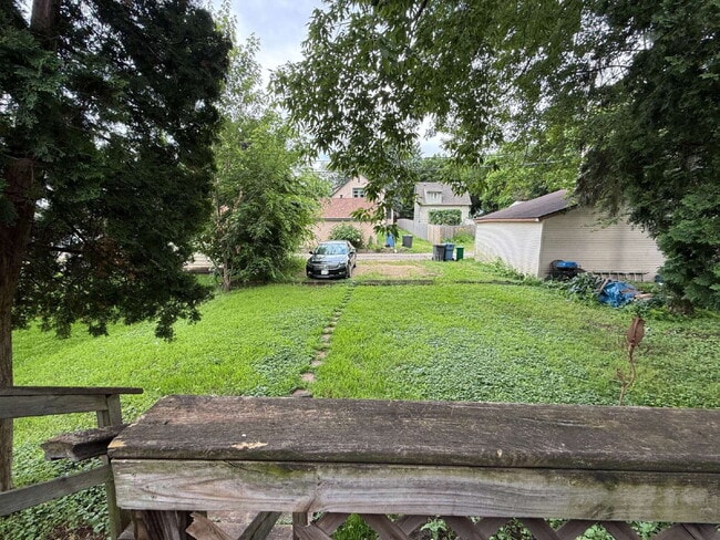 Building Photo - Spacious 2 bedroom, 1 bath home in highly ...