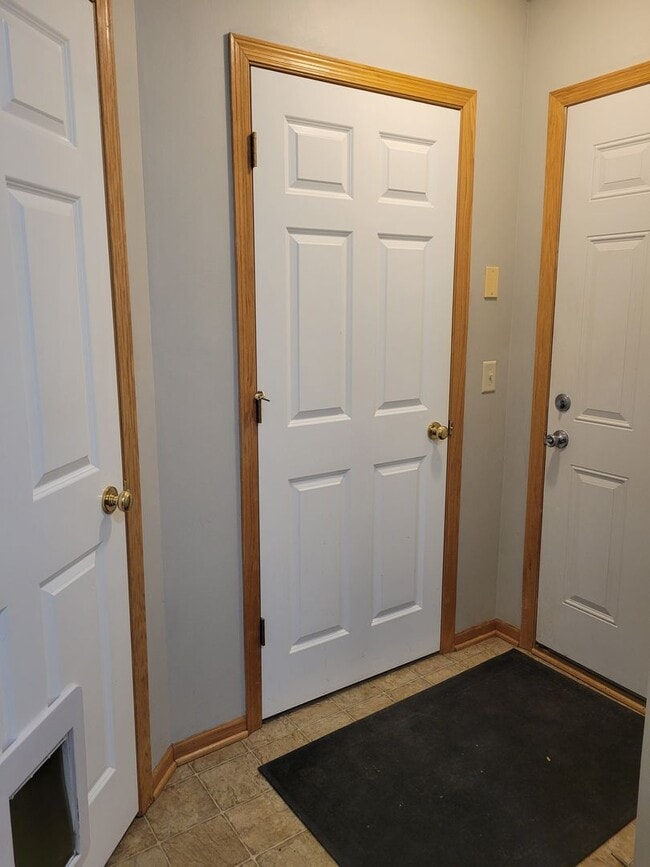 Building Photo - Middle Unit Townhouse