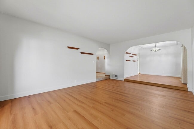 Building Photo - Beautifully Updated 3BR/2BA Home with Private Garden Oasis