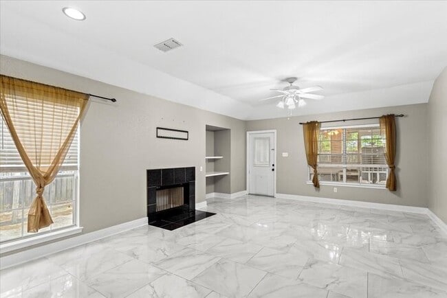 Building Photo - 11027 Oakcrest Dr