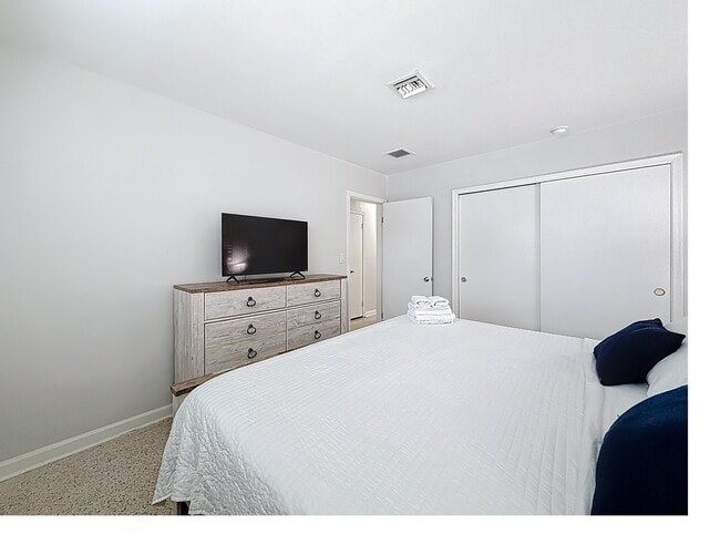 Building Photo - 2840 NE 16th Ct