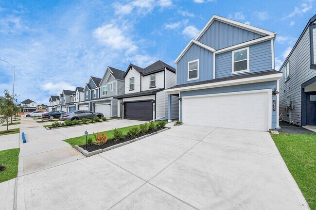 Building Photo - 10327 Sylvan Wds Trl