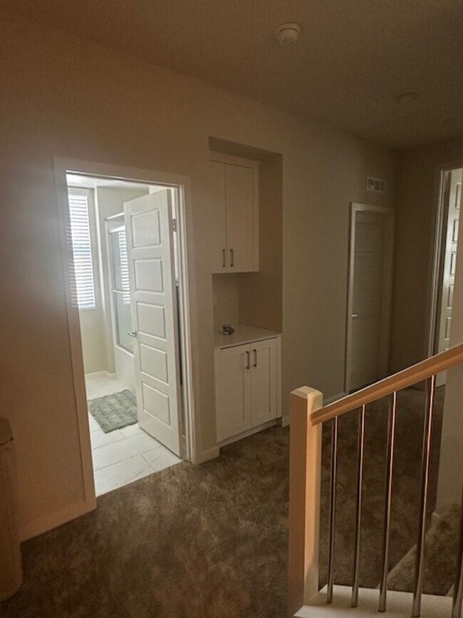 Building Photo - SPACIOUS 3 BEDROOM 3.5 BATH TRI-STORY TOWNHOME