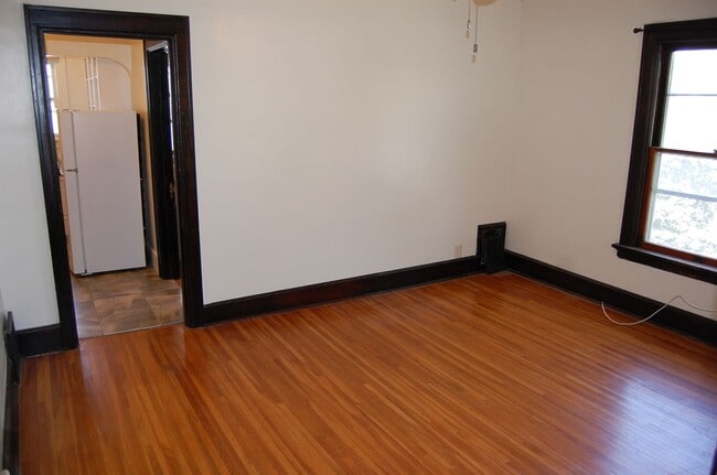 Building Photo - Cozy 2nd floor apt in Near South!