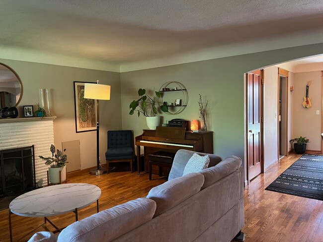 Building Photo - Beautiful custom 3 bedroom 2 bath house in...