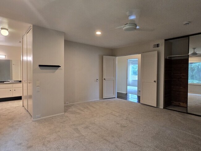 Building Photo - 1036 Vanderbilt Way