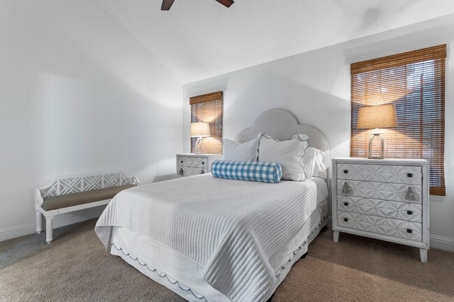 Building Photo - Oak Cove Condo