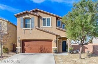 Building Photo - Stunning 3 Bedroom 2.5 baths ready to be c...