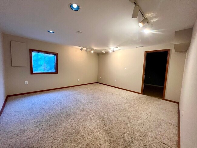 Building Photo - 1172 Rose Dr
