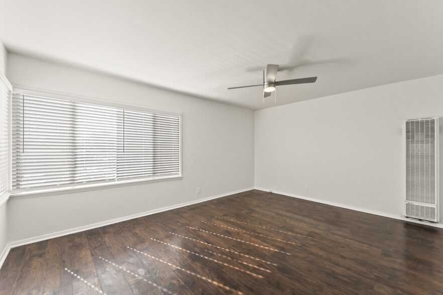 Building Photo - 1339 W 109th St