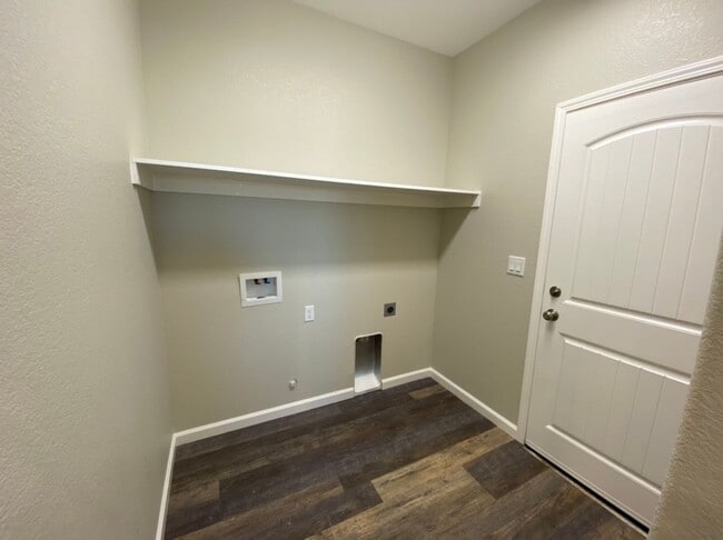 Building Photo - Country property located in Hilmar!