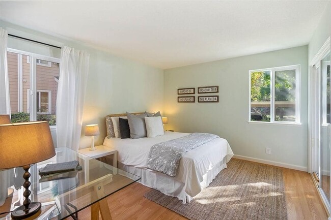 Building Photo - Resort Style Oakland Condo with Private Terrace
