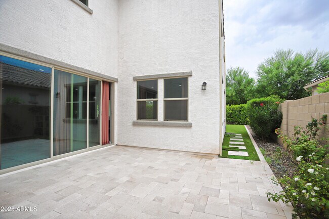 Building Photo - 947 E Ladbroke Way