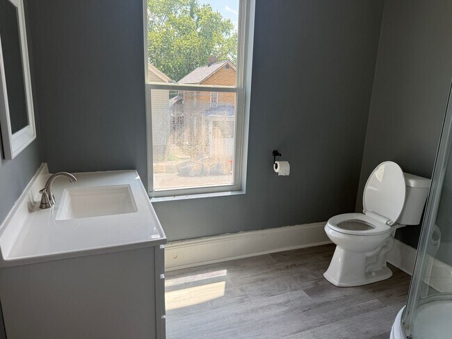 Building Photo - Large 3-Bed 2-Bath Home Uhrichsville