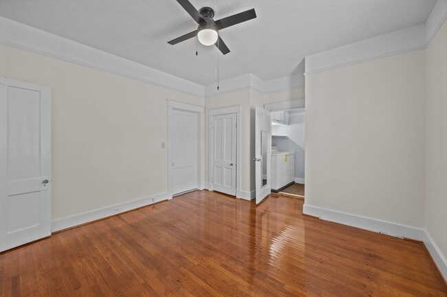 Building Photo - Incredibly Well Maintained & Beautiful Hom...