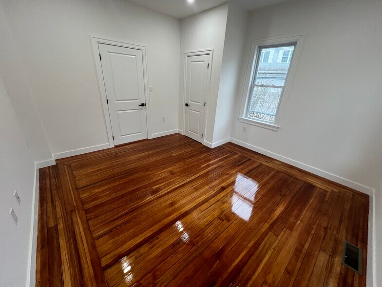 Building Photo - 82 Albertina St