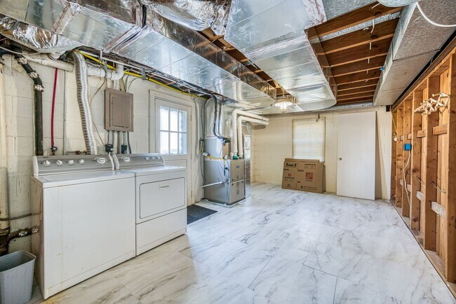 Building Photo - Spacious Chesterfield Home Move In Ready