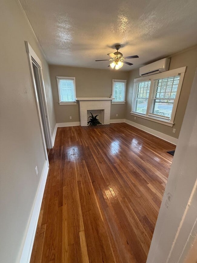 Building Photo - Updated 2Bd/1Ba in Desirable Camas Area!