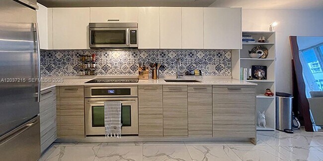 Building Photo - 1300 Brickell Bay Dr