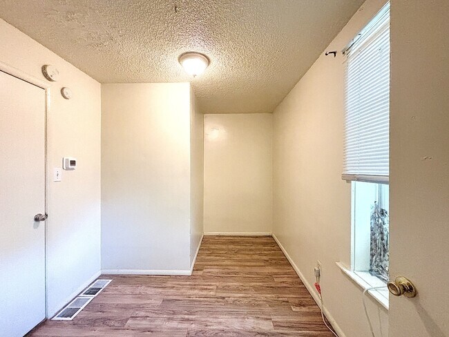 Building Photo - 560 S 600 E