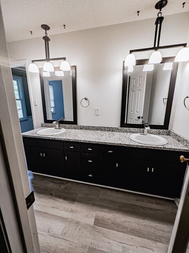 Building Photo - Lovely Home! Lots Of Space!