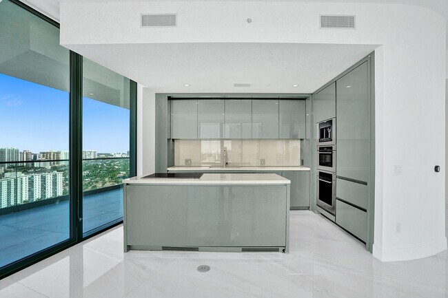 Building Photo - 18975 Collins Ave