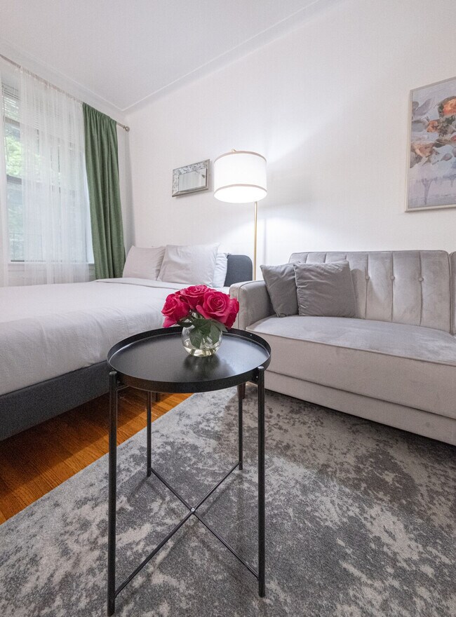 Building Photo - 328 E 74th St